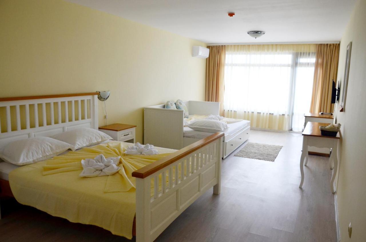Ashram Hotel Primorsko Exterior photo